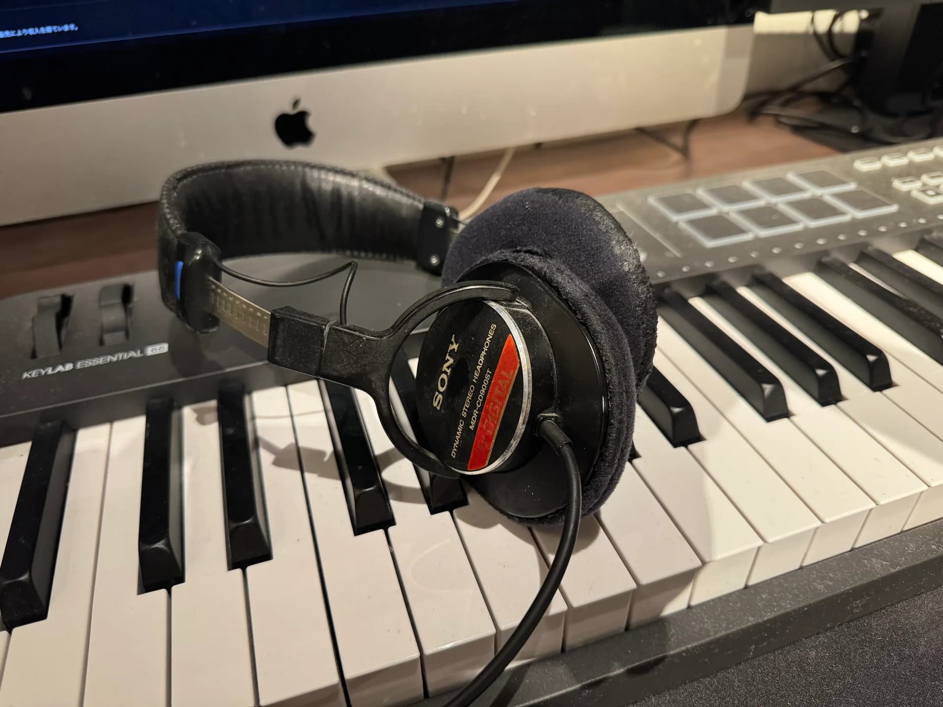 MDR-CD900STが置かれた実際の音楽制作デスク